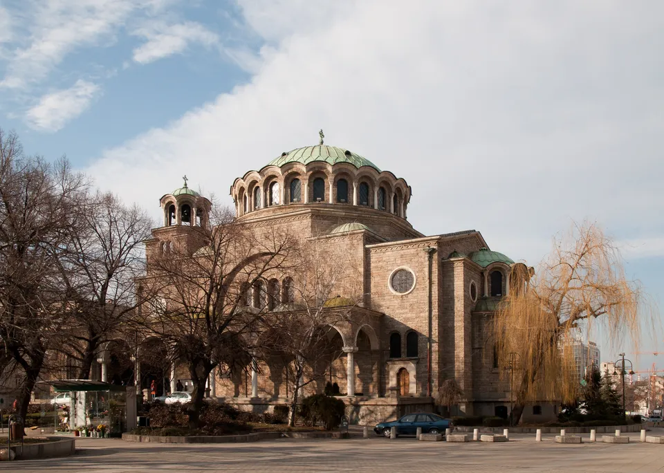 Храм „Света Неделя“ в центъра на София, гледан откъм площада.